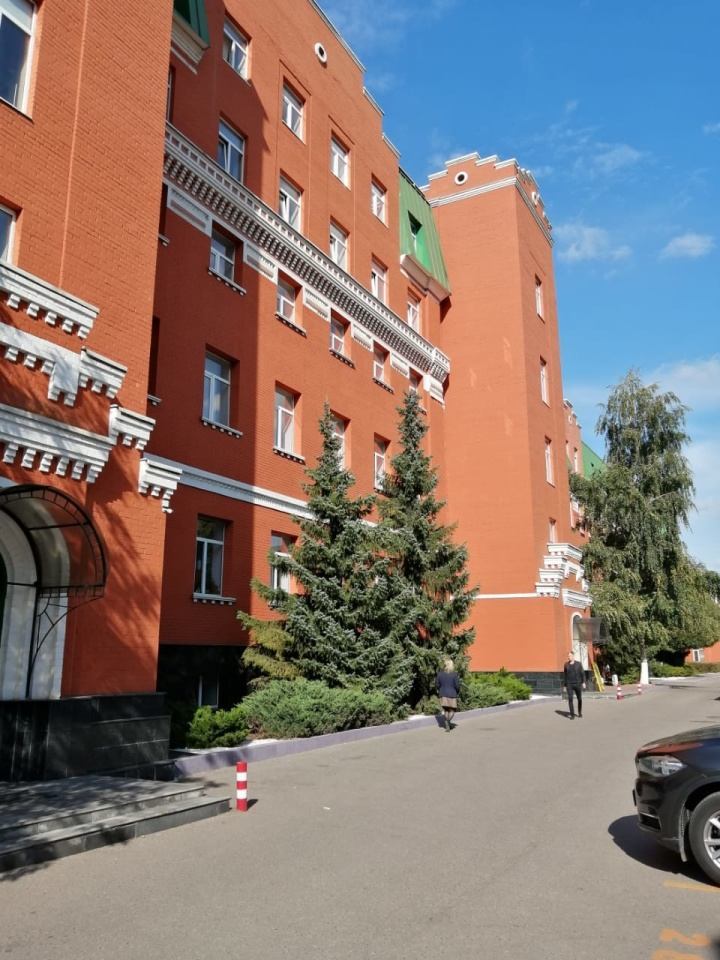 Предлагаем в аренду  офисный блок 425 кв. м.. 
Кабинетная планировка  и опен спейс, переговорная и серверная. 
Возможно деление помещения.
Качественный ремонт. Прямой договор без комиссий и переплат, парковка на территории. удобные автомобильные подъездные пути. 
Комплекс после капитального ремонта.