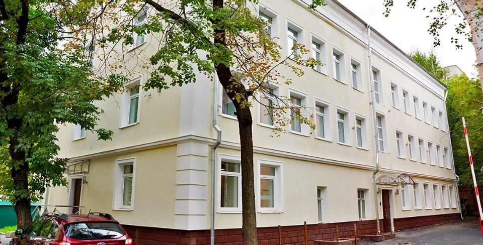 Предлагаем в аренду офисное помещение в Особняке «Разгуляй».

Общая площадь 103,3 кв.м. 
Планировка: опен спейс  и сан узлы.

Помещение светлое, просторное, по максимуму функциональное.

Современнейшие инженерные сети, системы жизнеобеспечения и климат контроля, IP-телефония, видеонаблюдение, структ