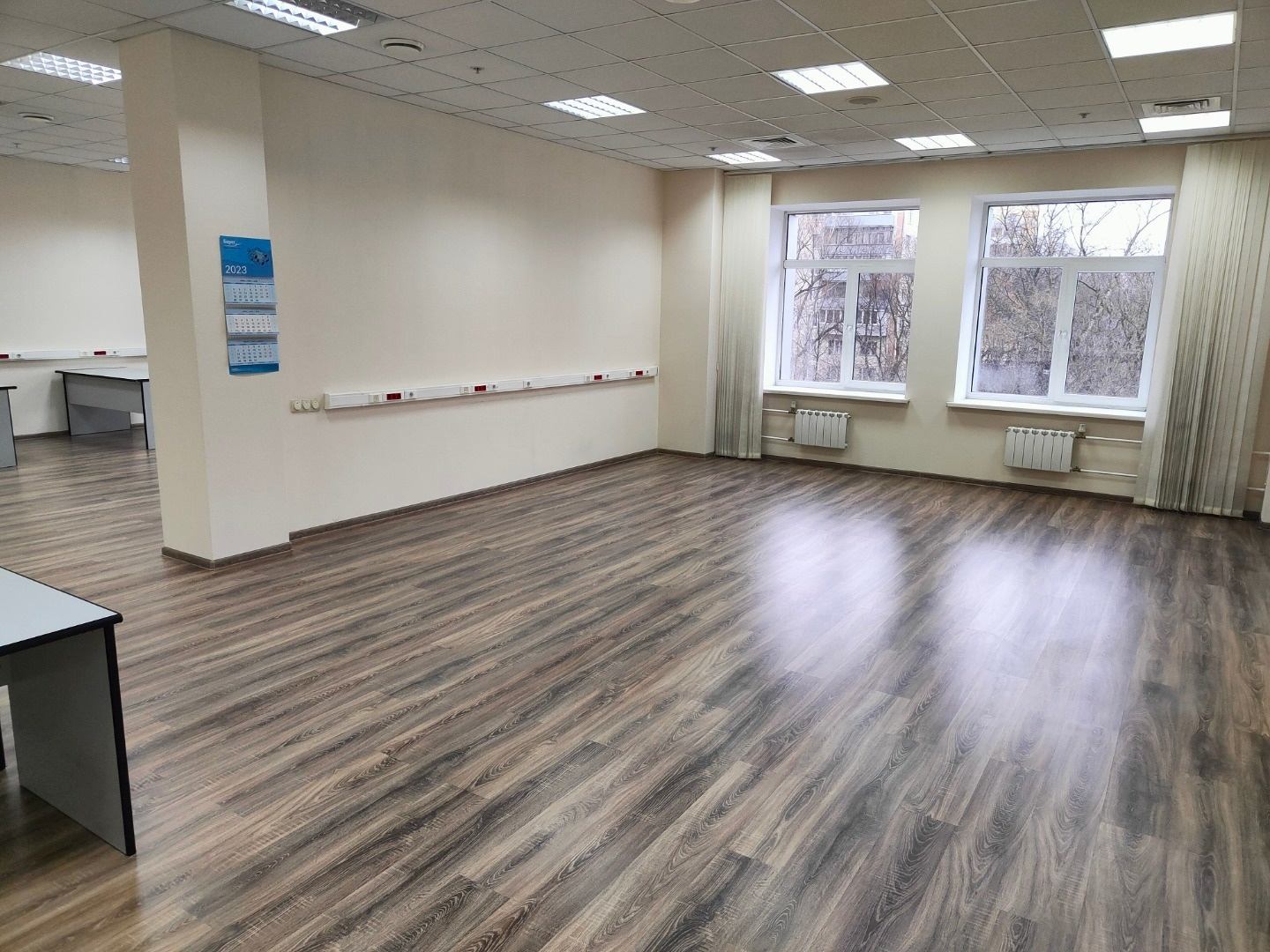 Предлагаем в аренду офис 104 кв.м в БЦ. 

Презентабельная входная группа.

Офис на 4 этаже. 
Качественный офисный ремонт. 
Системы вентиляции и кондиционирования.
Несколько интернет провайдеров (МТС, Ростелеком, ВымпелКом, МГТС).
Есть лифты. 
На первом этаже  кафе-столовая.

От метро Кунцевская пешк