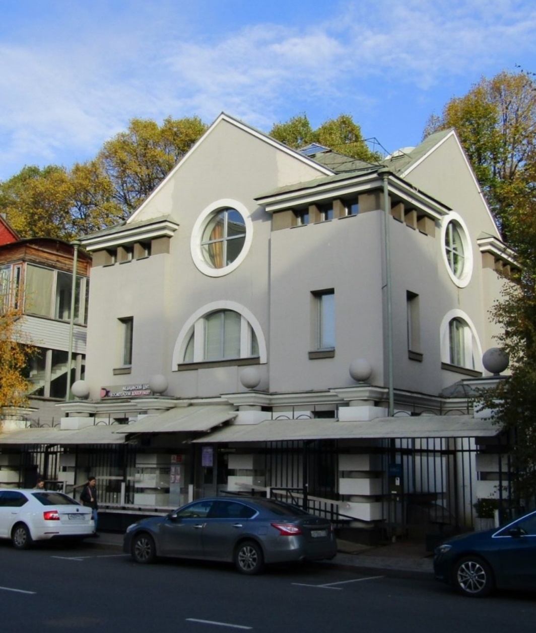 Прямая аренда от собственника, в особняке здается блок 86 метров. 
Полезная площадь: 77,8 кв.м.
Аренда: 320 000 руб в месяц, включая эксплуатацию и ндс
Коммунальные платежи оплачиваются по факту потребления.
 Блок доступен к въезду с 15 января 2024 года