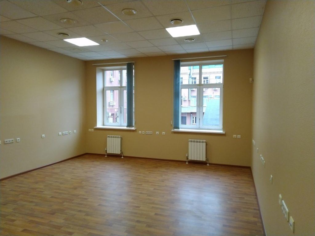 Предлагаем в аренду офисы общей площадью 65 кв.м.

Два кабинета 27.6 и 37.3 кв.м.
Планировка: опен спейс .

Развитая инфраструктура БЦ, три столовые кафе, банк. 

Прямой договор без комиссий и переплат, парковка на территории. 

Просторные и светлые помещения,а так же общественные зоны. 

Юридически