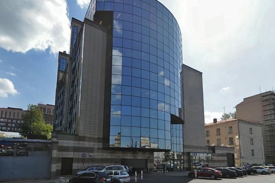 Предлагаем в аренду офисное помещение площадью 119.75 кв.м. на седьмом этаже в БЦ Японский дом.
В 15 мин. ходьбы от м. Киевская.

Планировка: рецепшен и три кабинета.

В цену аренды включены эксплуатационные расходы, кроме коммунальных платежей.
Благодаря панорамному остеклению помещения бизнес-це