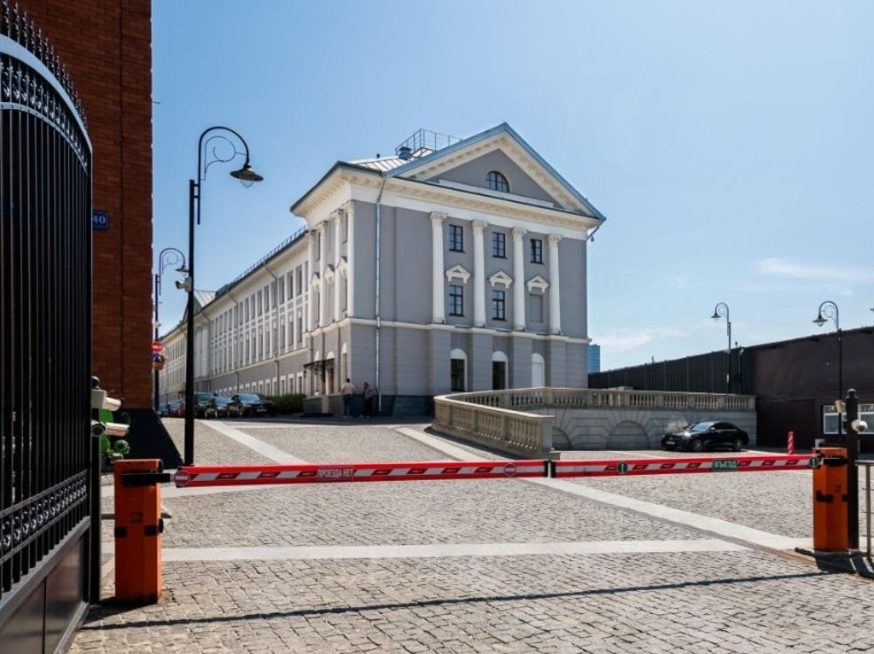Прямая аренда от собственника, ОСОБНЯК  4-х этажное здание, блок 275 метров , расположенное в парковой зоне на набережной реки Яузы напротив центра дизайна ARTPLAY. Удобная транспортная доступность:Охраняемая территория , парковка, Ландшафтный дизайн, кондиционирование, вентиляция, дымоудаление и по