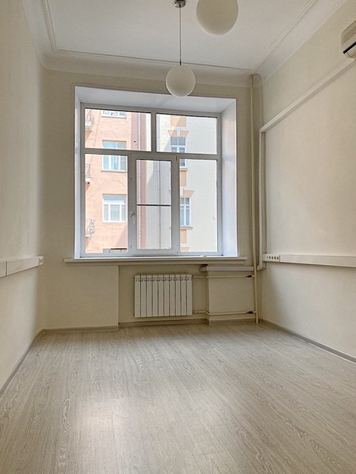 Предлагаем  в аренду офис площадью 294 кв.м. на 2 этаже в офисном здании класса B 
2-й Обыденский 12А,  4 минуты пешком от метро Кропоткинская. 
Планировка: кабинетная (семь кабинетов). 
Состояние помещения: с ремонтом.
В блоке два сан узла.
Техническое характеристики: 
Высота потолков 3,5 метра.
Ко