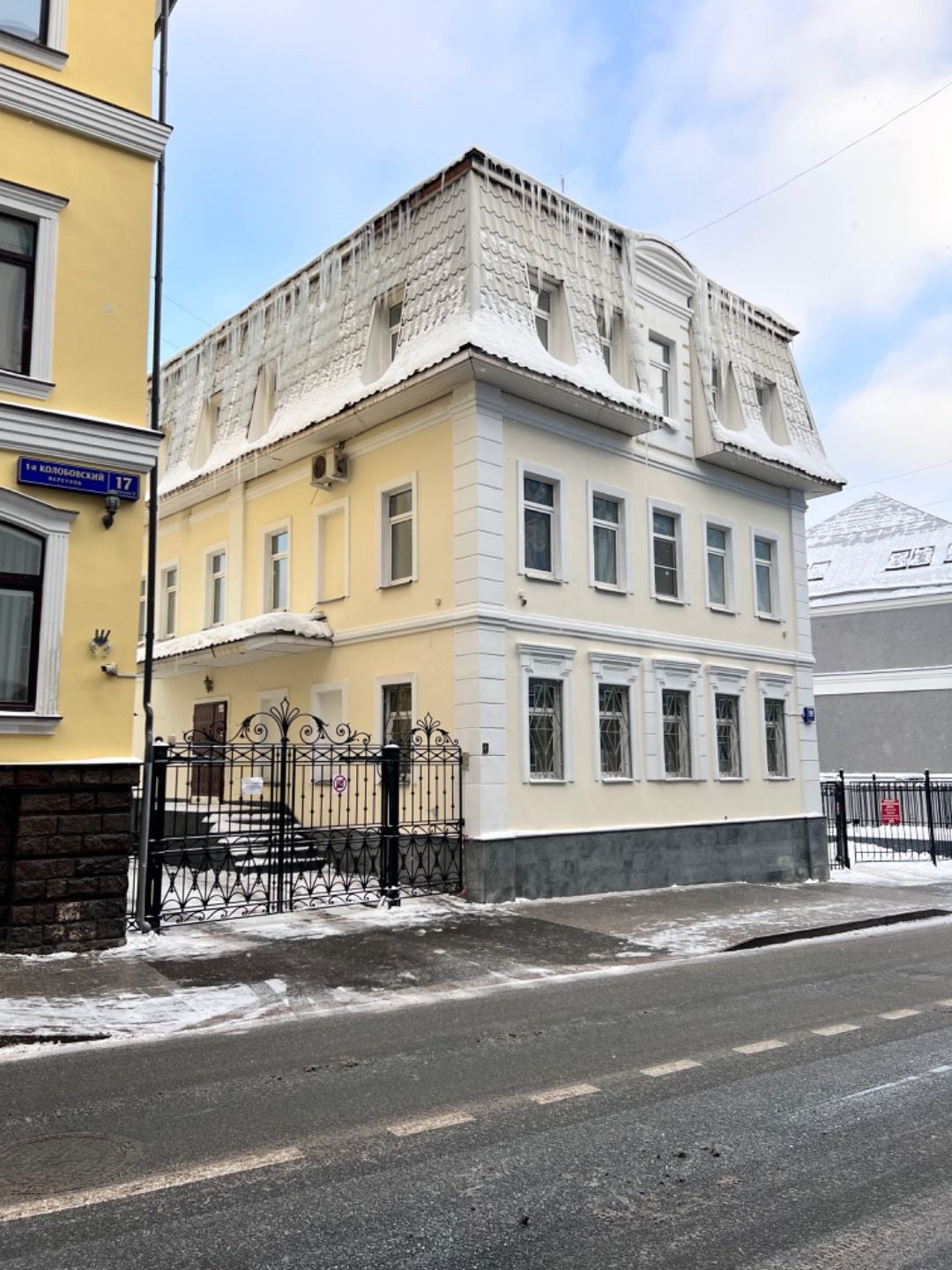 Предлагаем в аренду особняк на Цветном.

Общая площадь 413.1 кв.м. 

Здание расположено в пешей доступности от станций метро Трубная (4 минуты пешком).
Презентабельная входная группа, два входа.
Подвал, 1-й этаж, 2-й этаж, мансарда.

Кондиционеры в каждом кабинете, приточно-вытяжная вентиляция, 
Вид