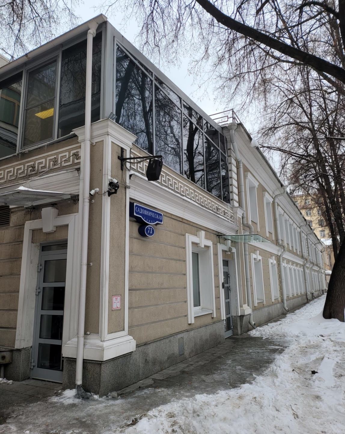 Предлагаем в аренду особняк 
Общая площадь 624 кв.м.
2 этажа.
Планировка смешанная ресепшн, опенспейсы, кабинеты, кухня, душевая и сан. узлы.
Хороший ремонт. 
Приточно-вытяжная вентиляция. 
Кондиционирование. 
Парковка на территории на 2 места.
Арендная ставка: 28 000 рублей кв.м. год. УСН.
Парковка
