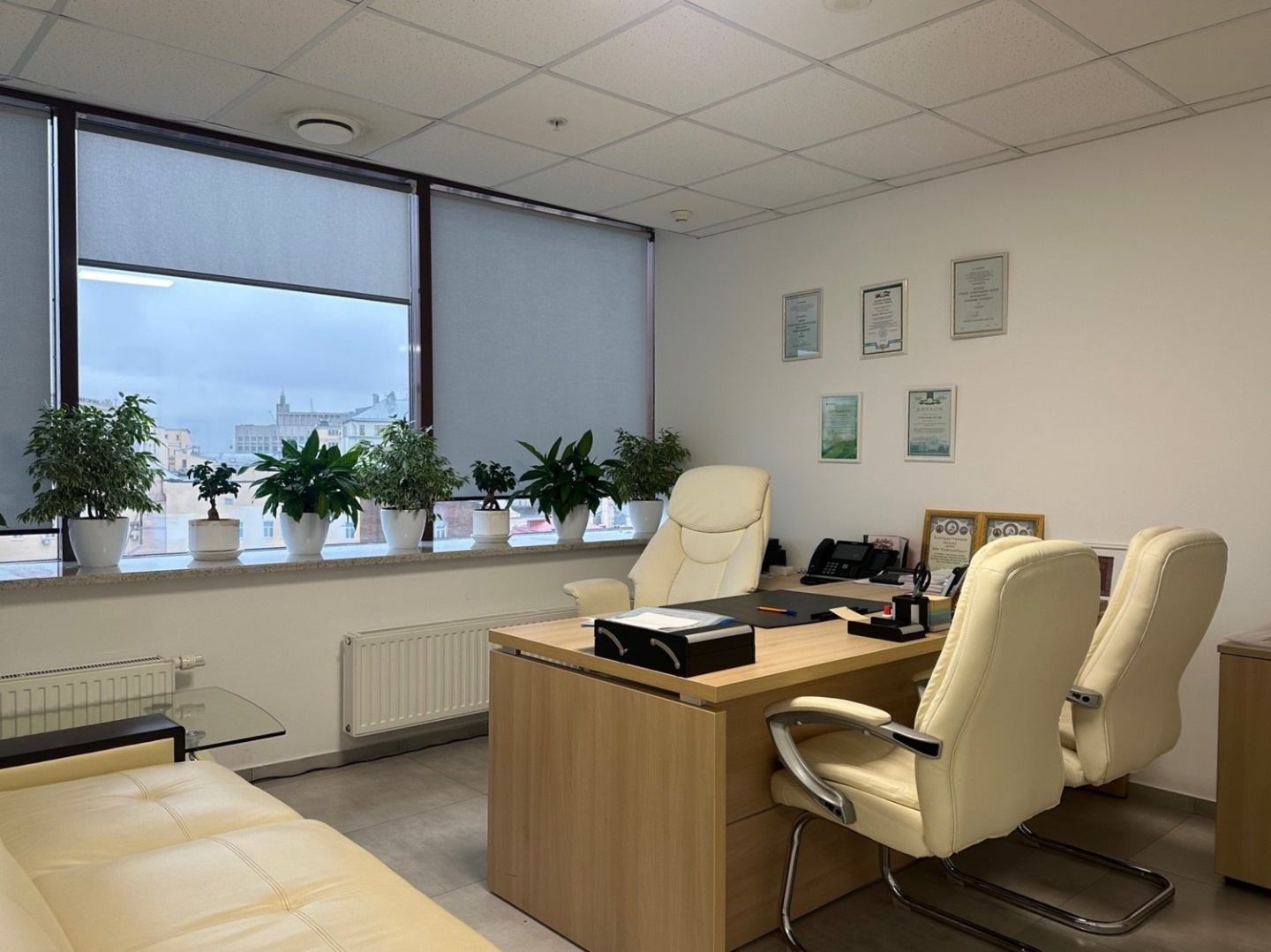 Предлагаем в аренду офис 132 кв.м. 
 
БЦ Nikolskaya Plaza - это роскошный современный комплекс класса А, расположенный в двух шагах от Кремля, идеально сочетает в себе торговую и офисную зоны, является архитектурной жемчужиной сердца Москвы.  

МОП: 12 кв.м

Инфраструктура: кафетерий, рестораны, бут