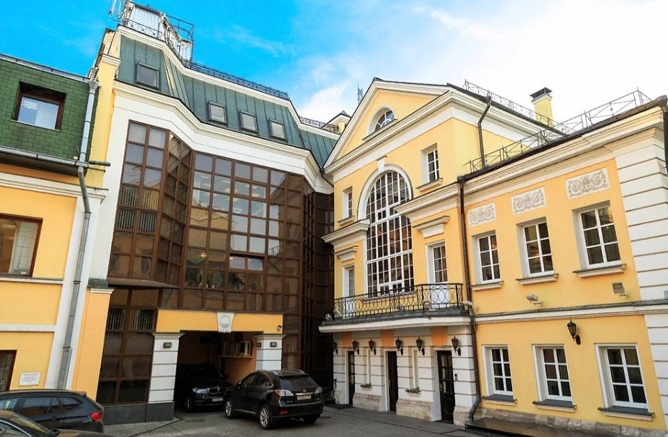 Предлагаем в аренду  представительский Особняк на  Большой Полянке. 

Общая площадь - 886 кв.м
Этажность - подвал, 3 этажа и мансарда

Кабинетная планировка, выполнен косметический ремонт, часть помещений меблирована. 
Кондиционеры в каждом помещении.
8 санузлов.
Возможна перепланировка по согласова
