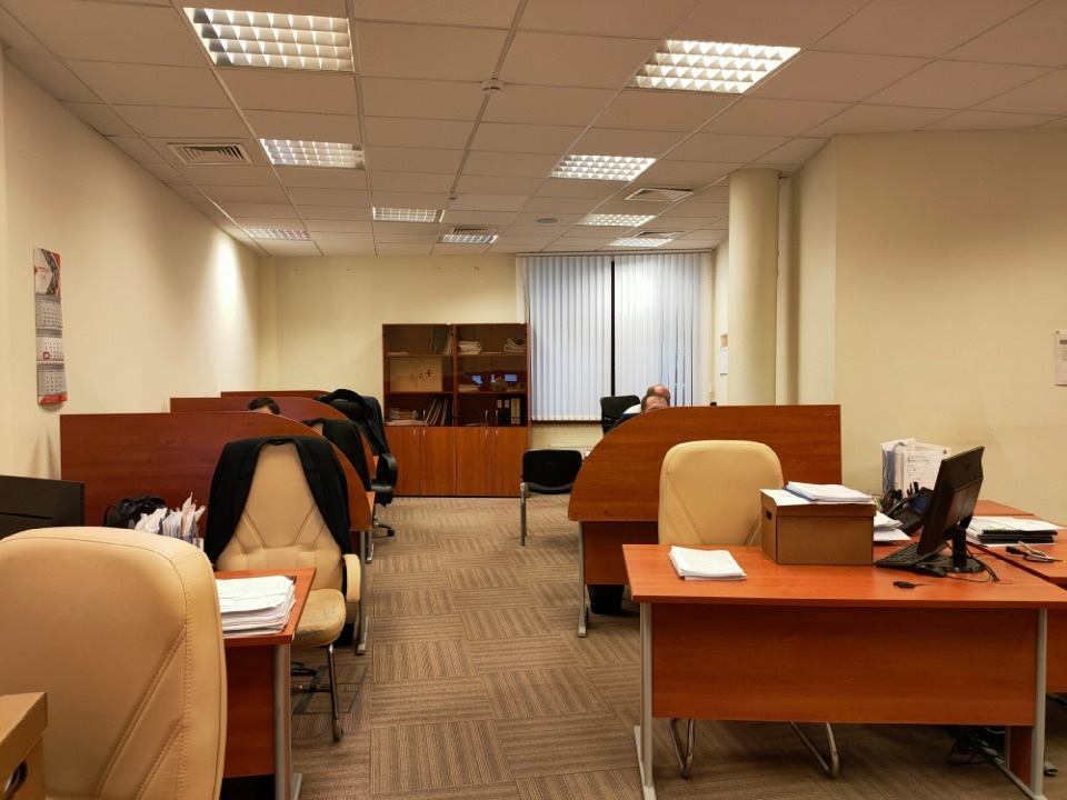 Предлагаем в аренду офисное помещение площадью 345.2 кв. м. в Бизнес-центре Покровка на 1 этаже, класса А.
В 7 мин. пешком от м. Курская и 11 мин. пешком от м. Красные Ворота, недалеко от Садового кольца.
Презентабельный главный вход в здание. Высококлассная внутренняя отделка входной группы и п