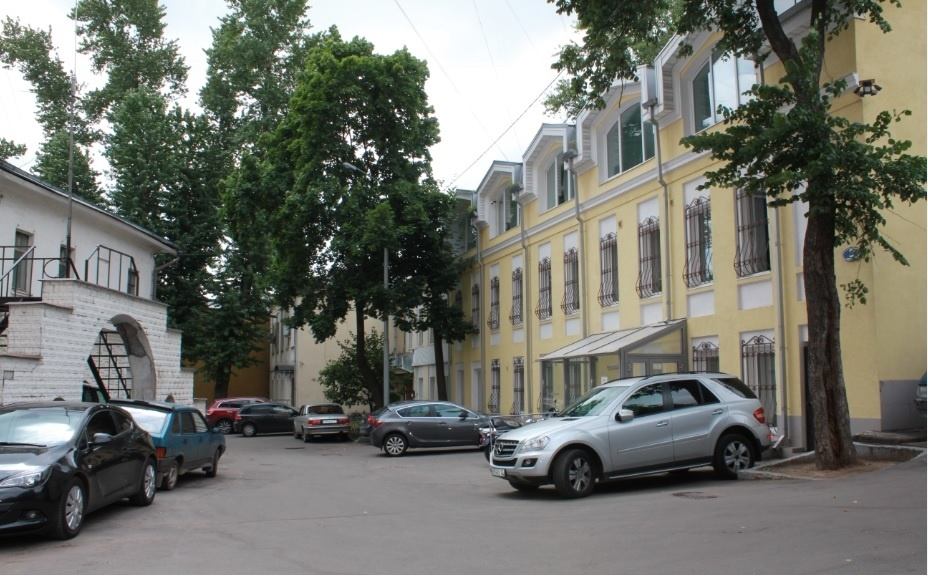 Сдается офисный блок 210 кв.м.
Мансардный этаж, высокие потолки.
Парковка на территории 2 м.м входят в ставку 
3 этаж без лифта.
Офисная отделка.
Кондиционирование и вентиляция.
Охраняемая территория, пропускная система 24/7.
Арендная ставка 500 000 руб/ месяц, УСН. 
В стоимость включены: коммунальн