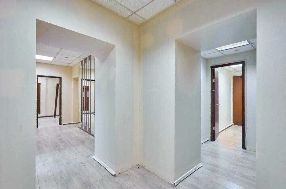 Предлагаем в аренду офисное помещение  с отдельным входом.

В 5 мин. пешком от м. Китай-город и 6 мин. пешком от м. Чистые пруды, в историческом центре города Москвы.

Общая площадь  99.4 кв.м.
Офис после ремонта.
Планировка: зона ресепшн, кухня, отдельный сан. узел. с душевой кабиной, 4 кабинета.
П