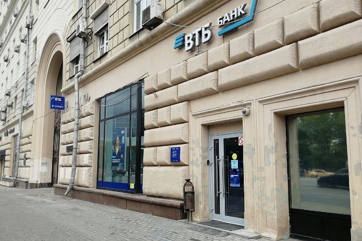 Предлагаем на продажу помещение расположено в пешей доступности от станции метро Шаболовская, Октябрьская. 

Интенсивный транспортный и пешеходный трафик.

Вентиляция: Приточно-вытяжная. 
Кондиционирование. 
Общая площадь - 494 м2. 
Три уровня: - 1 этаж - 216,7 м2, - антресоль - 203,8 м2 и подвал - 