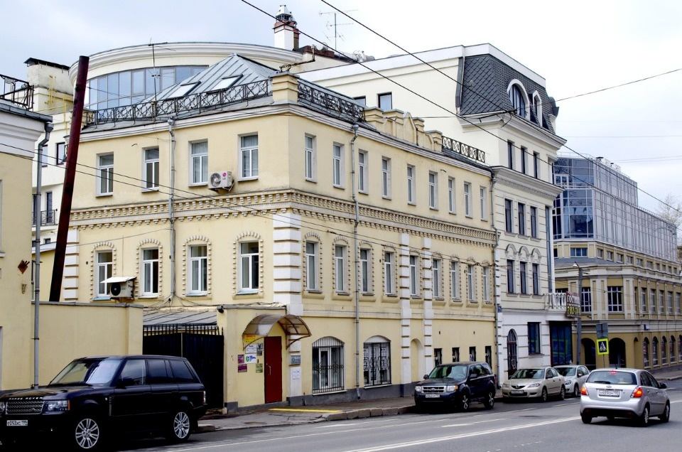 Изолированный кабинет.
Помещение с современной отделкой.  
Кондиционер установлен.  
В арендную ставку включены коммунальные платежи, электричество, охрана, телефония и уборка 
1 м/м на огороженной территории включено в стоимость аренды. 