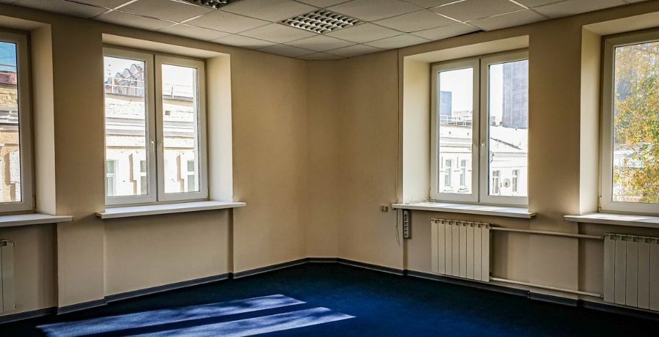 Прямая аренда офиса площадью 940 кв.м. 
Помещение находится в рабочем состоянии. Реализуемые площади расположены на 4 этаже, всего в здании 5 этажей, является бизнес-центром класса Б.
12 минут пешком от метро Белорусская. 
4 машиноместа на внутреннем паркинге входят в стоимость, можно арендовать доп