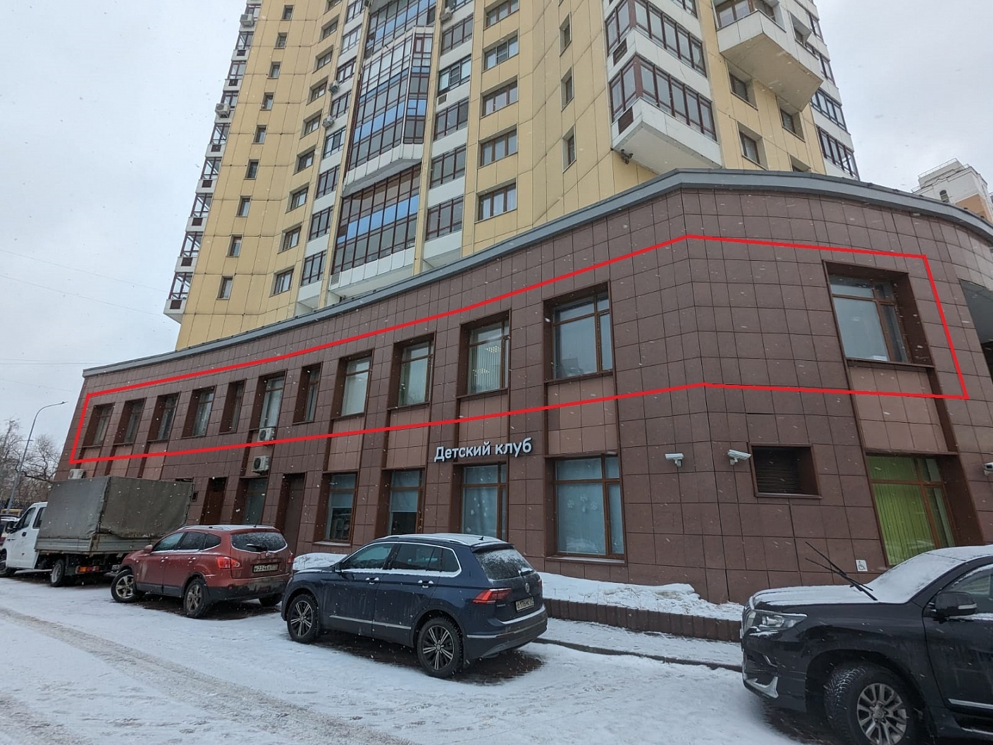 Предлагаем в аренду офисное помещение  в 2-х минутах от м. Ховрино. 

Общая площадь 436 кв.м.
2-й этаж жилого дома,  первые три этажа занимают административные помещения. 
Ремонт за выездом арендатора. 
Планировка:смешанная. 
Высота потолков 3.40 м. 

Стоимость аренды в месяц 654 600 рублей с НДС.
С