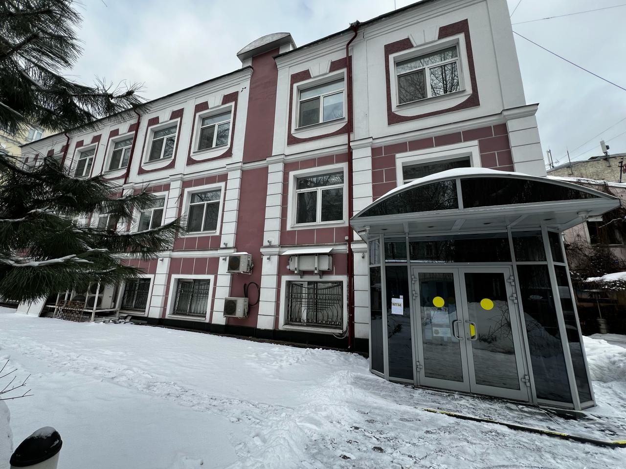 Предлагаем в аренду здание.

Общая площадь 860 кв.м. 
Три этажа.
Смешанная планировка, все кабинеты с окнами
Зана для руководства.
Серверная.
В здание восемь  сан. узлов, одна душевая кабина.
Кондиционирование - сплит-системы
Приточно-вытяжная вентиляция
Высота потолков  3 метра.
5 переговорных, 
Ко