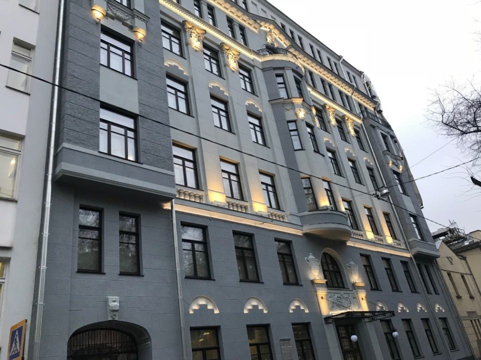 Предлагаем в аренду офис на Хлебном переулке.

Общая площадь 174 кв.м.
Планировка кабинетная, два сан узла, куня.
Высота потолков 3.45 м.
Кондиционеры.

Круглосуточный доступ, охрана.

Стоимость аренды 734 135 руб. в месяц.
В стоимость включены: НДС, коммунальные (включая электричество).
Юр. адрес п