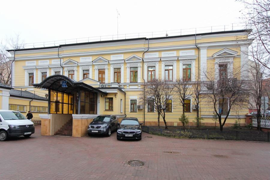 Предлагаем в аренду офис площадью 172 кв.м. 

В помещении идёт косметический ремонт. 

Помещение представляет собой блок из 7 кабинетов с рецепшен.  

 25 000 р кв.м. / год УСН.  вместе с коммунальными платежами. 