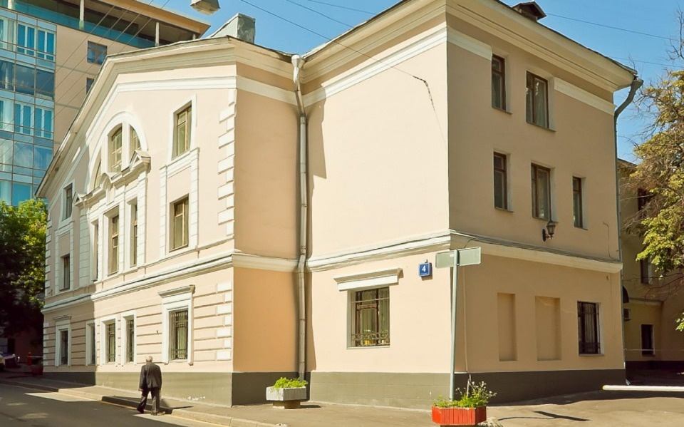 Прямая аренда. Особняк класса В. 
Пропускная система.
Кабинет на первом этаже с окном.
Пешая доступность от метро Парк Культуры и Кропоткинская. Развитая инфраструктура.
Оплата по квартально + залоговая сумма в размере месячной оплаты.
Упрощенная система налогообложения
Предоставление юридического а
