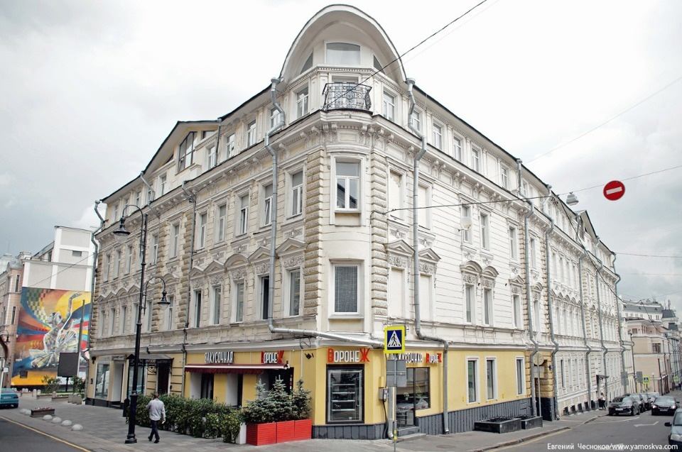Предлагается в аренду офисный блок площадью 230 кв.м. 
 3 этаж в особняке на Б. Дмитровке 12/1.
1 линия здания.
Лифт есть. 
Планировка: 8 кабинетов, ресепшн, 2 санузла. 

Высокие потолки. 
Современные инженерные системы. 
Круглосуточный доступ. 
Отдельный вход на этаже.
В 3-х мин. мин. ходьбы от м. 
