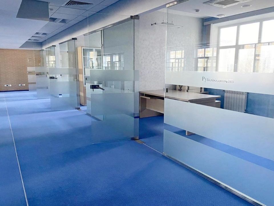 Здание расположено от станции метро Савеловская в 10 минутах ходьбы, от станций метро Белорусская и Менделеевская в 15 минутах ходьбы. 
Блок  464 метров, 4-й этаж.
Планировка смешанная (основная часть open space на 42 рабочих места, можно расширить до 60 рабочих мест путем другой расстановки мебели)