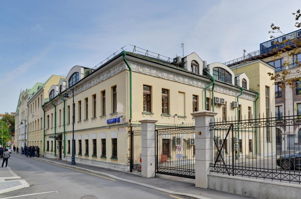 Предлагается на продажу отдельно-стоящее здание, в районе Якиманка.
 
Первая линия домов
5-ть минут пешком от метро Полянка

Общая площадь : 1073.8 м²

Подвал: 155.5 (высота потолков 220)
1 этаж : 309.7 (высота потолков 265)
2 этаж : 314.7 (высота потолков 330)
Чердак: 293.9 (высота потолков 265)
