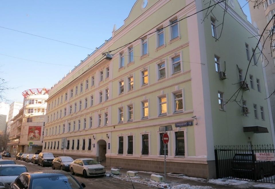 Аренда помещения площадью 2 813,7 кв.м.
 
Помещение в хорошем состоянии, коридорно-кабинетная планировка, все кабинеты с окнами.
В 2021 году проведён качественный  ремонт помещений. 
Два отдельных входа. 
В здании 4 наземных этажа и подвал.
Лифты OTIS . 
Высота потолков попеременная 3-4.5 м. . 
Конд