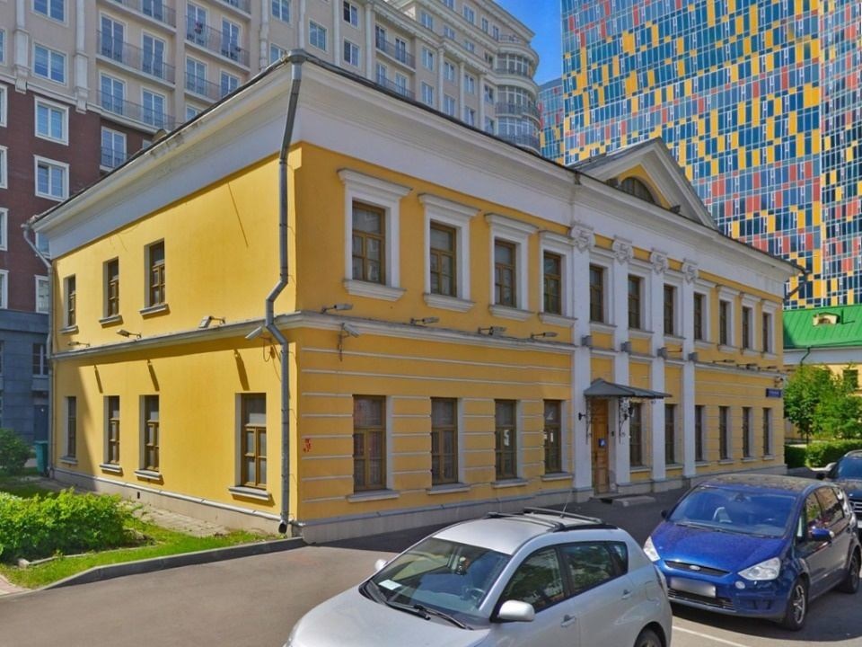Представительский Особняк.

Памятник истории и культуры, реставрация здания проведена в 2005-2007 г.г.

Общая площадь 964,7 м2
Два этажа + мансарда + подвал: 
1-й этаж - 229,3 м2, 
2-й этаж- 247,2 м2, 
подвал- 228,6 м2, 
мансарда - 181 м2, 
лестницы и подсобные помещения - 78,6 м2.

Характеристики з