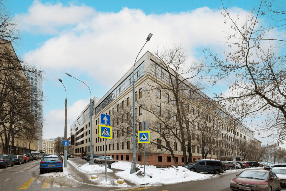 Продажа помещения - части бизнес-центра Авион - класса B+

- Ключевые особенности :
	Общая площадь офисного строения - 9 398 кв. м.
	Эффективные планировки
	Современные инженерные системы

- Отличная транспортная доступность:
	2 мин пешком от станции метро Аэропорт;
	Первая линия Ленинградского п