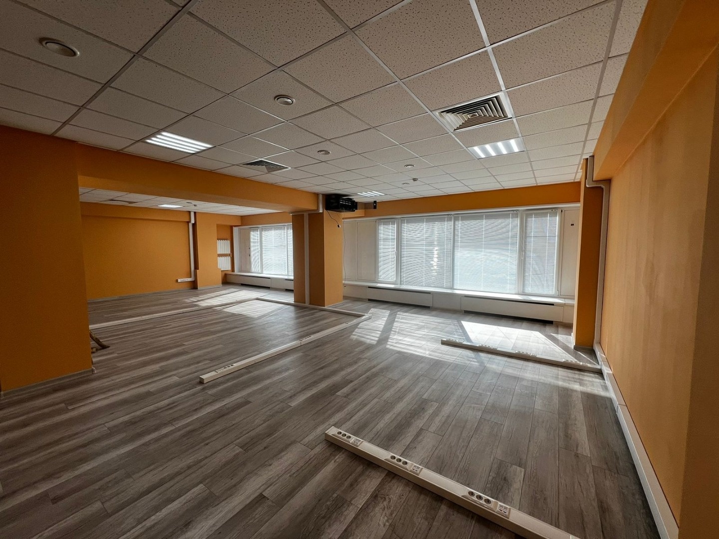 
Без комиссий и переплат.

Предлагаем офис 116 кв.м. на 9 этаже в Бизнес центре.
Планировка опен сейс.
Приточно-вытяжная вентиляция.

В 5 минутах ходьбы от станции Гражданская и 15 мин от м. Петровский парк и м. Динамо.  

Парковка на территории.

Стоимость аренды 198 850 в т ч НДС, коммунальные и э