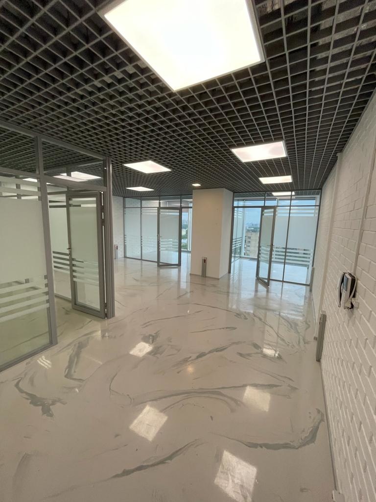 Предлагаем в аренду офис в Бизнес Центре Водный класса А  

Общая арендуемая площадь 81 кв.м. 
Планировка: 3 кабинета и опен спейс. 
Рассадка до 14 сотрудников 
Витражное остекление, отдельный сан узел на этаже.
14-й этаж.

Вентиляция: приточно-вытяжная система вентиляции.
Кондиционирование: центр