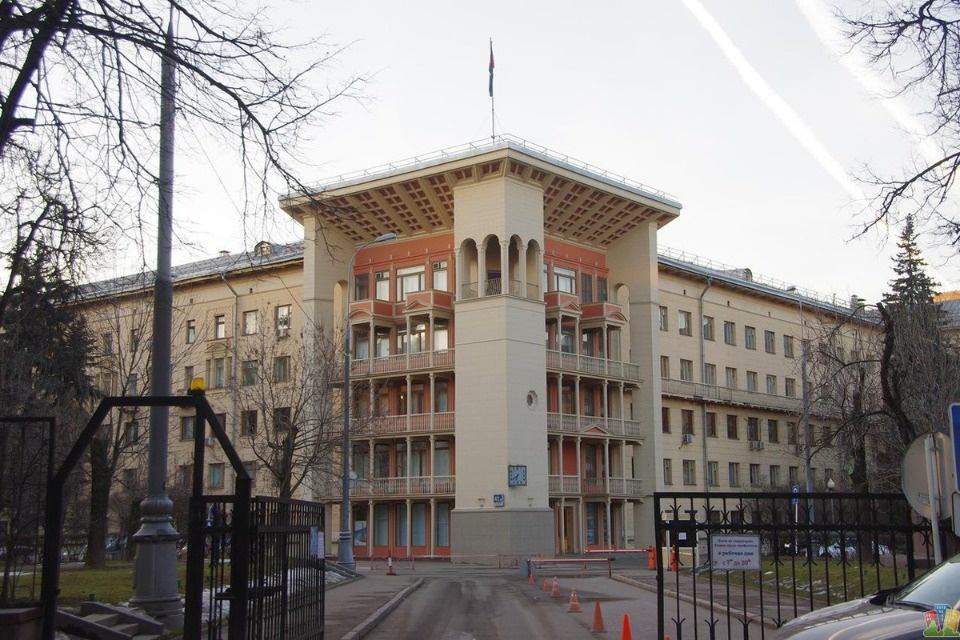 Сдаётся в аренду офис площадью 75 кв. метров на 2-м этаже. 
Планировка — блок. 
Хорошая отделка. 15 минут от метро Ленинский проспект. 
На территории есть парковка - наземная, в здании есть нотариальная контора, салон красоты, складские помещения. 
Пропускной режим.
Коммунальные услуги включены в ар