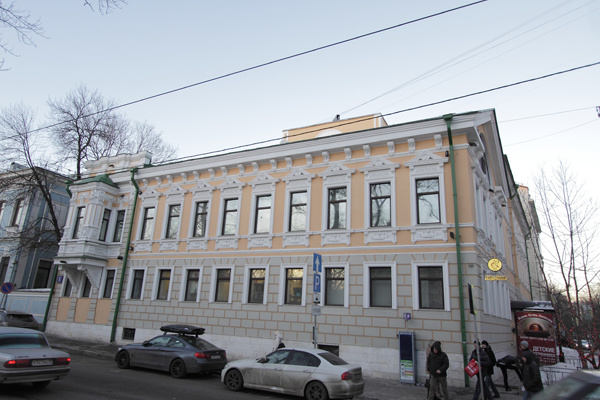 Предлагаем в аренду офис в Особняке класса А.
До нового года стоимость месячной аренды 200.000 после 220.000
В здании выполнен качественный ремонт, предоставляется юридический адрес, предлагаются несколько высокоскоростных интернет провайдеров на выбор. 
Дополнительно есть возможность арендовать кон