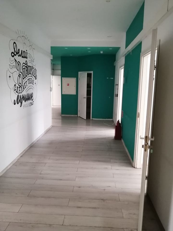 Предлагаются в аренду офисные помещения 325 кв.м. в Бизнес Центр Золотой век. 
Удобная транспортная доступность с Ленинградского проспекта, и ТТК. Хорошее соотношение качества офисов и цены.
Круглосуточный режим работы офисов - 24/7.
Потолки 3,5 м. 
Количество этажей: 4, 
Планировка: открытая. 
От