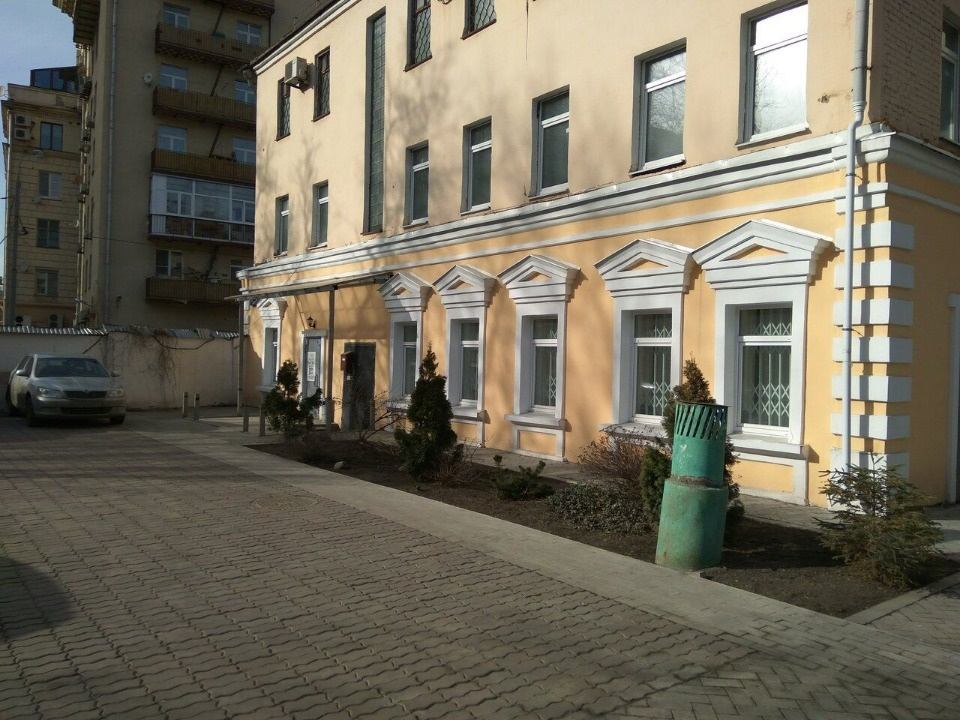 Сдается в аренду офис площадью 225 кв.м. 
Помещение  расположено на 2 этаже Административного здания, в  8 минутах пешком от метро Шаболовская. 
 2-й этаж целиком. 
Два санузла, система кондиционирования. 
Планировка свободная. 
Стандартная отделка. 
4 места на парковке.
