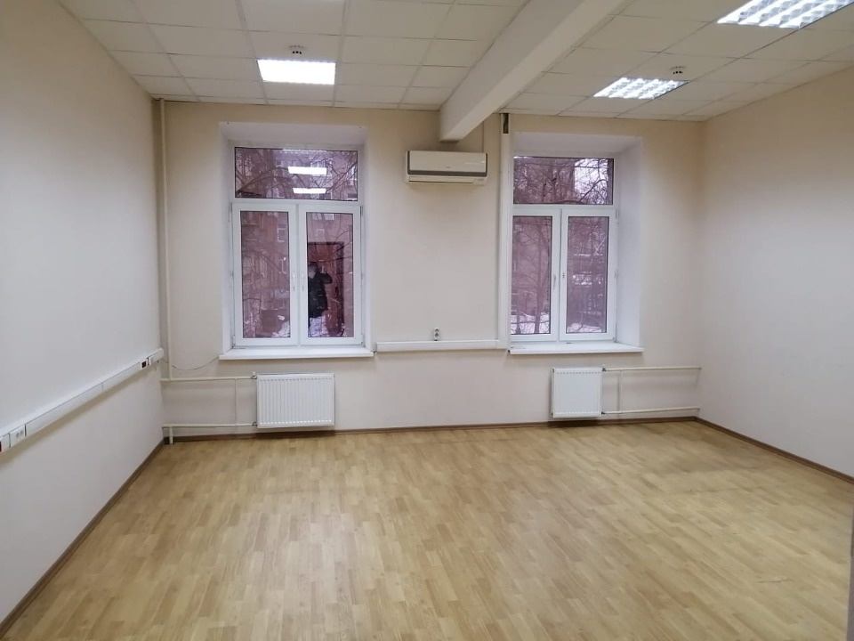 БЕЗ КОМИССИИ! Бизнес-центр класса B. 
Офис на 2-м этаже площадью 30,5 кв.м. с мокрой точкой. Кондиционер.
Планировка: два кабинета.
Стандартная офисная отделка. 
Кондиционер. Охрана. Прямой договор аренды. 
НДС, коммунальные расходы включены.