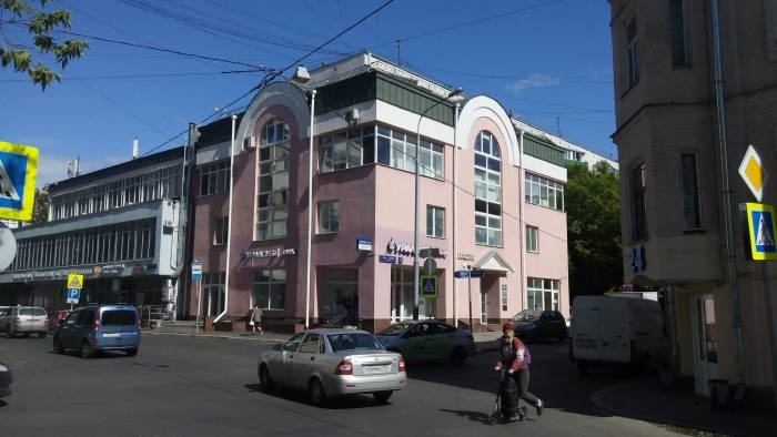 Предлагаем в аренду офис площадью 404 кв.м, на 3 этаже бизнес-центра класса B, в 5 минутах пешком от м.Марксистская.

Высота потолков 3.73 м, внутри типовой ремонт.  

10 кабинетов, на полу плитка, 3 мокрые точки.
В здании есть лифт, охрана, кондиционирование.

Включено в ставку: коммунальные плат