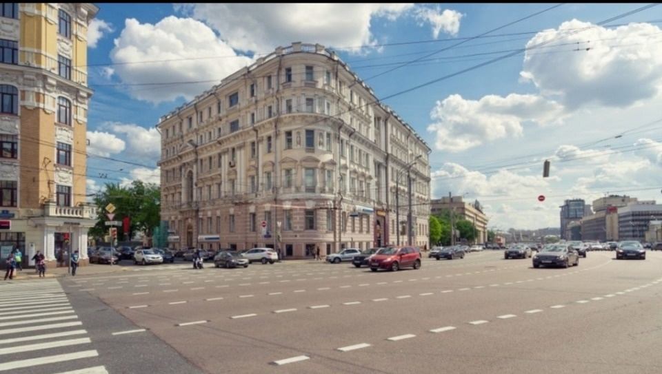 Руслан. Прямая аренда.Готовое помещение под банк,цокольный этаж , можно рассмотреть как офис. Арендная ставка 35 000 за кв.м. в год НДС  коммунальные платежи .включен кроме электроэнергии, телефонии и интернета. Депозит месячная аренда.