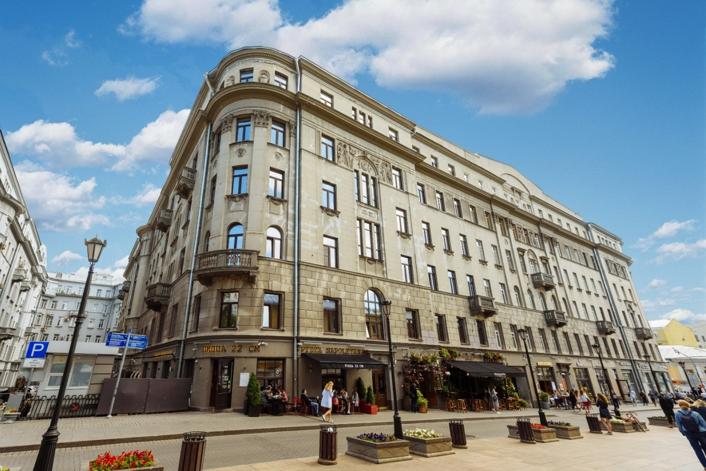 Предлагаем в аренду представительский офис в 3 мин. пешком от м. Китай-Город..

Офисный блок на 2 этаже, площадью 180 м²

Планировка кабинетная: Open space (63кв.м.)+кабинеты (29+17+14 кв.м.), холл (32 кв.м.), 2 санузла, кухня (8 кв.м.). 
2  входа: центральный (через подъезд), запасной (черная лестн