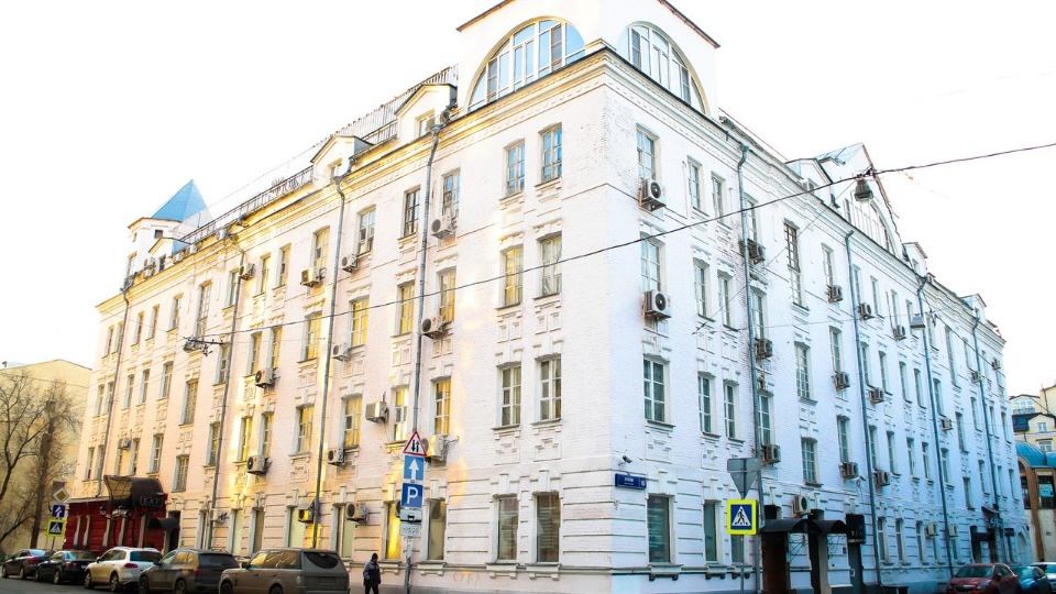 Предлагаем в аренду офисное помещение 50 м2 на 4 этаже. 
Блок состоит из 3х кабинетов, собственный с/у в блоке. 
Ставка 24000 р за м2 в год в т ч НДС ЭР и КП
Дополнительно оплачиваются интернет, уборка (10 тыс), парковка (7000р).
Депозит 1 месяц
На блок выделено только 1 м/м
В здании имеется лифт, о
