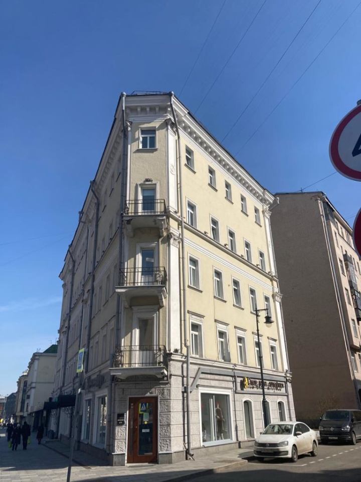 Предлагаем офис в аренду 180 кв.м. в пешей доступности от станций метро – «Октябрьская», «Полянка», «Третьяковская». 
Планировка: зона рецепшен, кабинеты, кухня и сан узел.
В помещении произведена внутренняя офисная современная отделка. 
В целях безопасности в центре введена контрольно-пропускная си