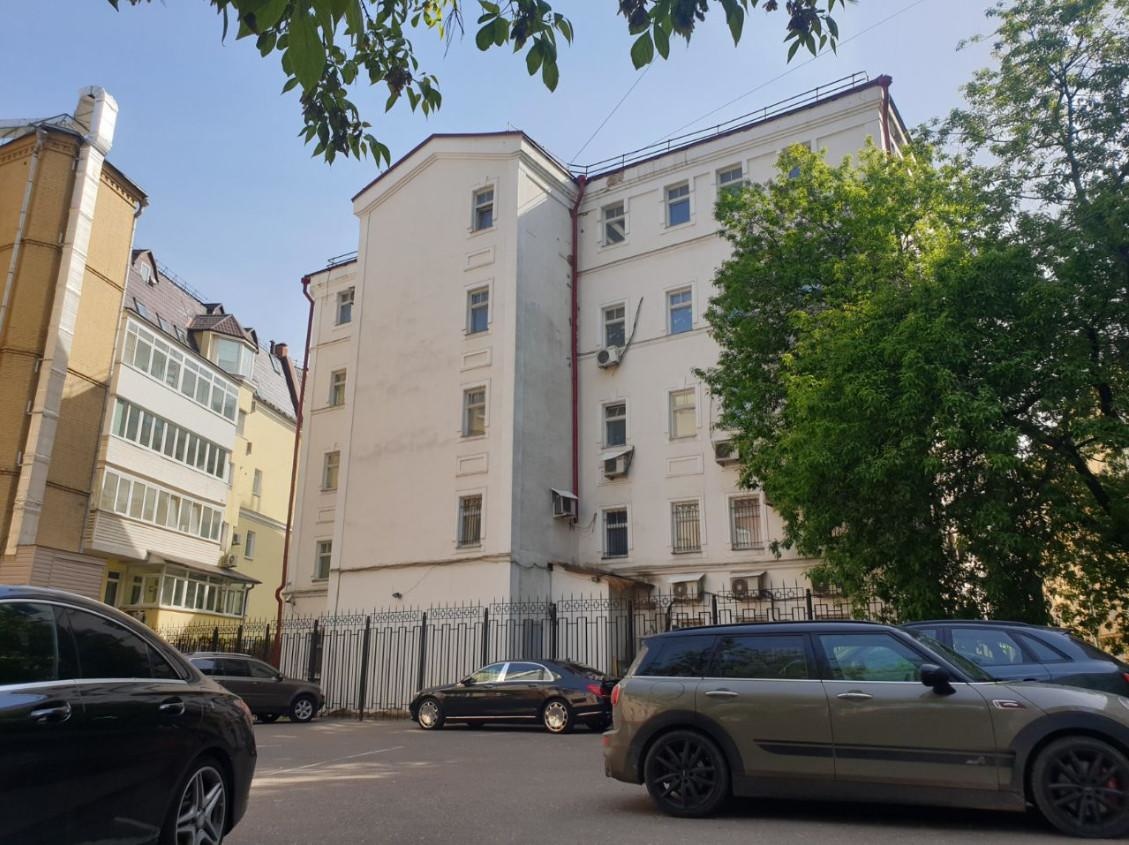 Предлагаем в аренду офисное здание, на Патриарших прудах!

Общая площадь 1 505 кв.м.
5 этажей плюс цокольный этаж.

Два входа (центральный, пожарный).
Два независимых лестничных марша.
Лифт.
Система кондиционирования (сплит системы).
На цокольном этаже  сертифицированные банковские хранилища. 
Также