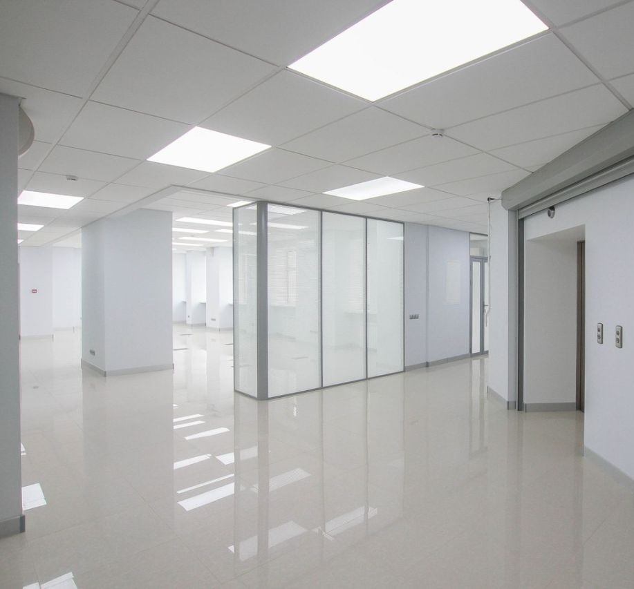 Предлагается в аренду офисный блок площадью 321,6 кв.м .

Смешанная планировка: зона ресепшн, 7 кабинетов, опен-спейс, 2 с/у. 
В офисе выполнен высококачественный ремонт, высота потолка 3 метра.
Лифт в блок (закрывается рольставнями).

Вентиляция: приточно-вытяжная. 
Кондиционирование: центральное. 