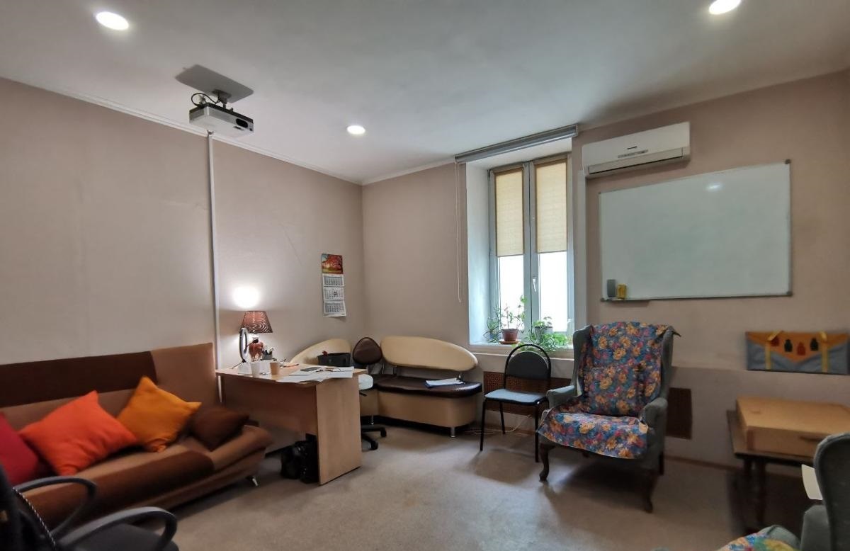 Предлагаем в аренду офис  59,46 кв.м. в БЦ. 
Планировка: три кабинета.
Помещение  находится на 4 этаже пятиэтажного БЦ. 
Помещение с ремонтом.
Высота потолков 4 метра.
Прямая аренда с предоставлением юридического адреса.
Здание построено в начале 20-го века, внутри современный ремонт, лифты.
Характе