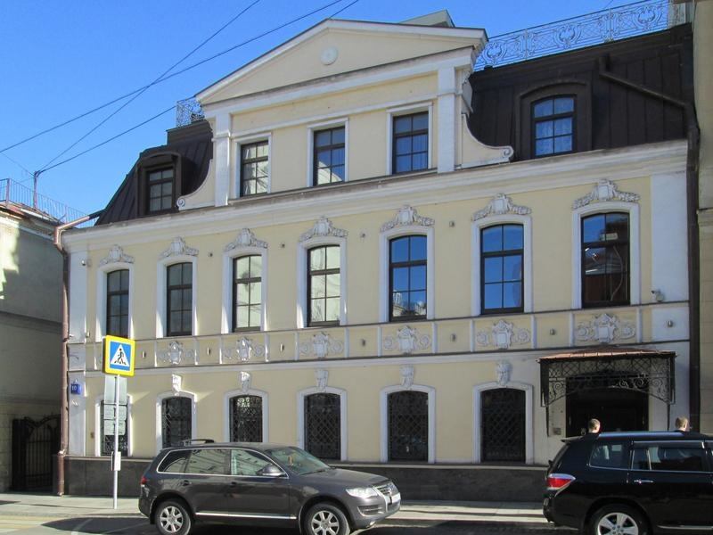 Роскошный старинный особняк
4 этажа. 
Веранда на крыше. 
Вентиляция приточно-вытяжная, кондиционирование центральное.
6 минут пешком от метро Чеховская.
Полную реставрацию в 2003 году.  
Лифт.
Удобное расположение особняка, близкие выезды на Садовое кольцо и Тверскую улицу.  Внутренняя отделка здани