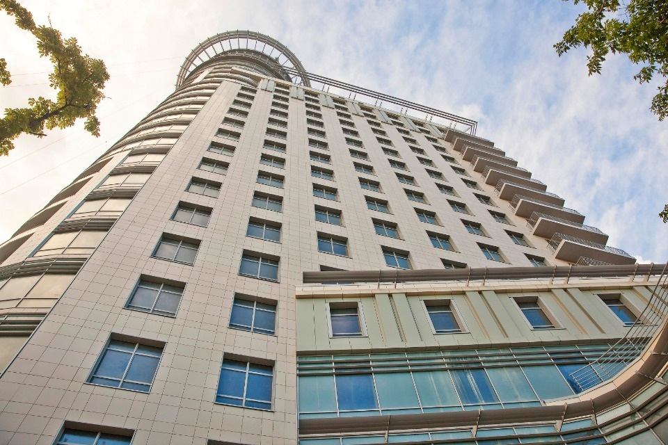Предлагаем в  аренду офис с ремонтом 186 кв.м. в бизнес-центре Light Tower. 
Бизнес центр 2014 года постройки в 3 минутах транспортом от м. Площадь Ильича (курсирует собственный шаттл-бас до метро). Транспортная доступность обеспечена близостью к ТТК, Садовому кольцу и ш. Энтузиастов. 
Здание осна