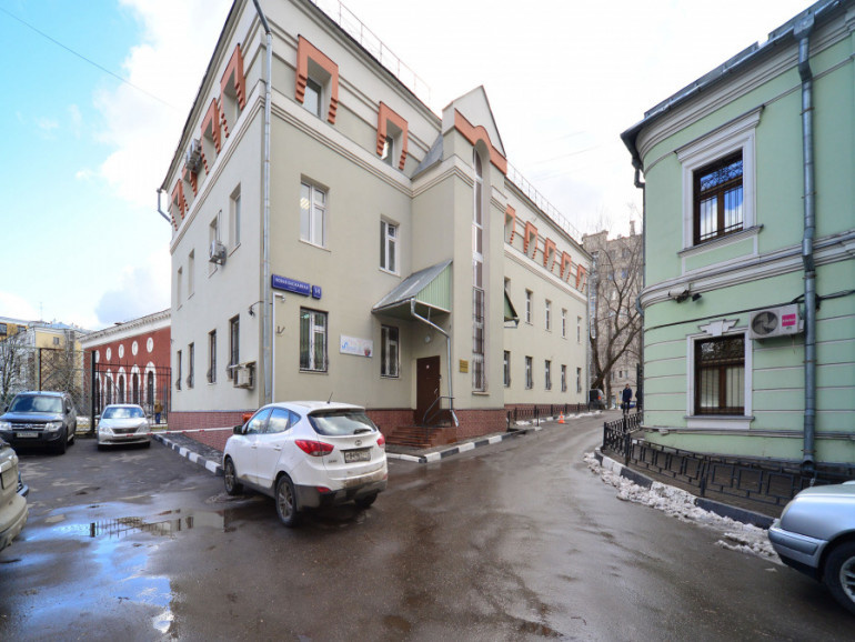 Предлагаем на продажу особняк

Здание реконструировано в 2004 году. 
Общая площадь 1 534 м2. 
Три этажа и мансарда.
Высота потолков 3 м., мансарда 2,5 м.
Почти в каждом кабинете кондиционер. 
Есть приточно-вытяжная вентиляция.
Железобетонные перекрытия. 
Выполнена качественная отделка. 
Планировка к