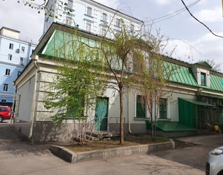 Предлагается в аренду особняк на первой линии Покровского бульвара.

Площадь здания: 524 кв. м. 
Подвал, первый этаж и мансарда.
2 отдельных входа. 
Завершении реконструкции: 2023 г.

Не является памятником!

Земельный участок (аренда): 336 кв.м
Вид разрешенного использования: участки административн