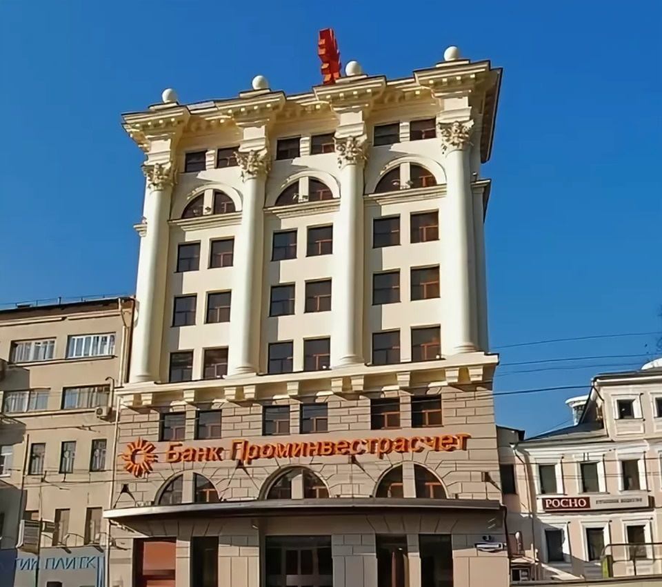 В аренду предлагается офис 1 этаже с отдельным входом.
Планировка открытая.
Ремонт офисный.
Арендная ставка: 30000 руб/м2/год. 
УСН, дополнительно оплачиваются коммунальные платежи, экспл. расходы, интернет, 
парковки своей нет.
Для гостей и сотрудников бизнес-центра работают кафе и ресторан.
