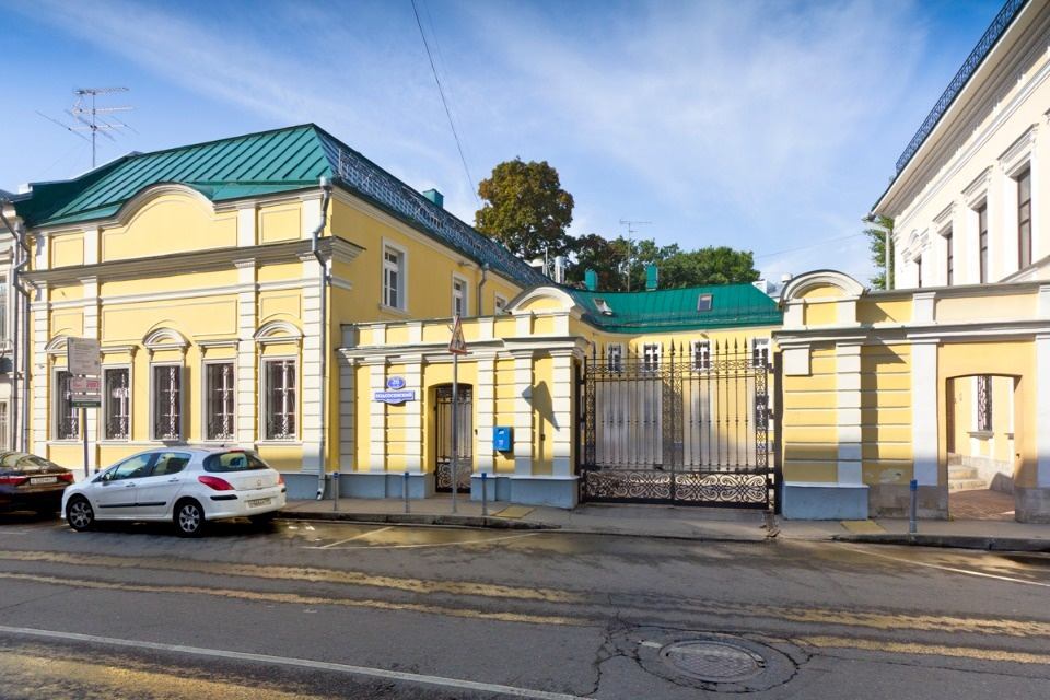 Предлагается особняк в аренду класса А на Подсосенский переулок 26 стр.3 (7 мин. пешком от м.Курская)

Отдельно стоящий особняк общей площадью 1491м2 (1-й этаж – 358,4 кв.м., 2-ой этаж – 366,8 кв.м.,Мансарда – 348,9 кв.м., Подвал – 416,7 кв.м.) 4 входных группы, кабинетная планировка, особняк оборуд